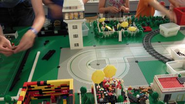 Kinder mit Legosteinen
