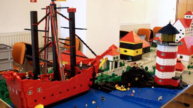 Kinder mit Legosteinen